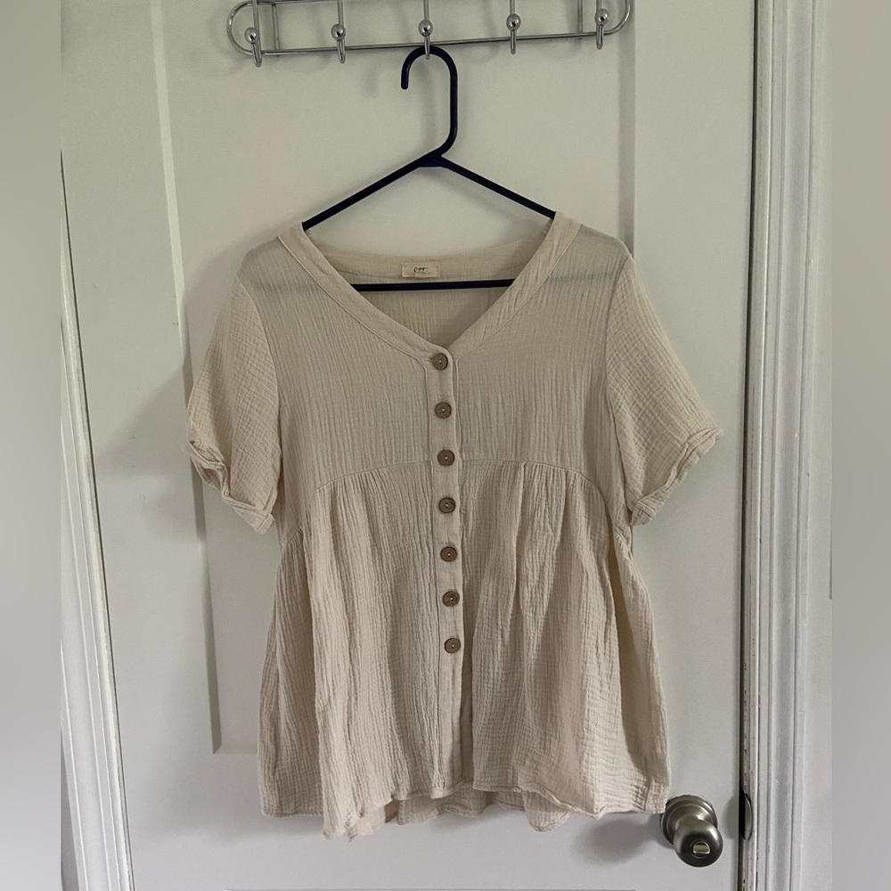 Women’s cream short sleeve blouse in perfect condition.